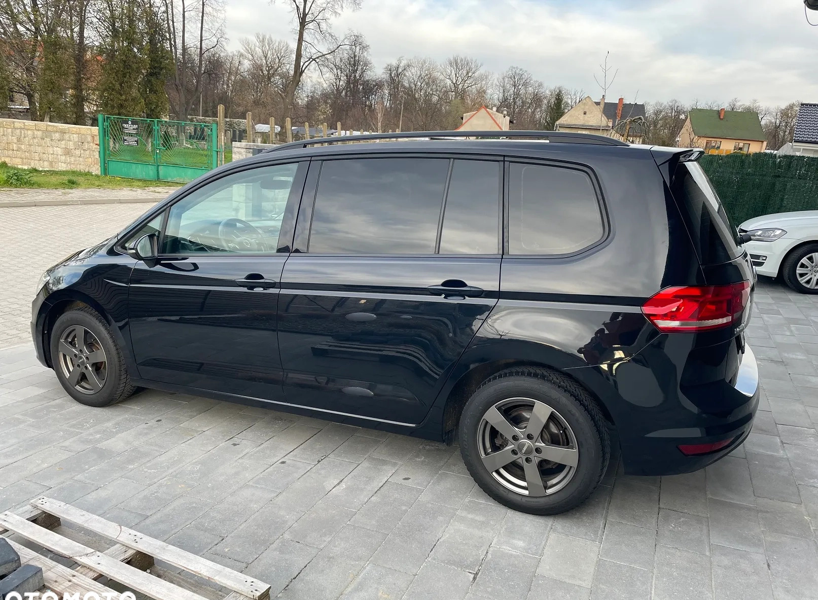 Volkswagen Touran cena 60900 przebieg: 106675, rok produkcji 2016 z Leszno małe 529